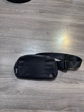 Lululemon Everywhere Belt Bag 1L Black/Silver Adjustable Strap Pockets Women